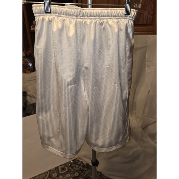 Nike Boys Large White Shorts 12"-17" Waist, 11" Rise, 10" Inseam. Has Some Snags - Picture 3 of 3